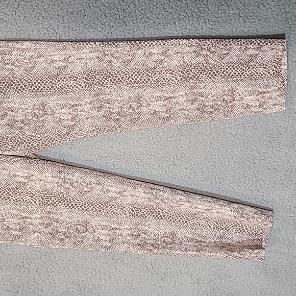 Banana Republic Cropped Avery Pants in Snake Print Size 2 SKU 0027 - Picture 3 of 8